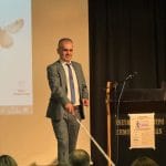 Ο Οργανωτικός Γραμματέας του Πανελλήνιου Συνδέσμου Τυφλων Παναγιώτης Μαρκοστάμος παρουσιάζει το λευκό μπαστούνι.