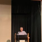 Ο Αντιπρόεδρος της περιφερειακής Σωτήρης Κατσαρος απευθύνει χαιρετισμο απο το αναλόγιο της αίθουσας.