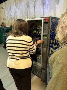 Στέλεχος της παράστασης απεικονίζεται να δείχνει σε μέλος της Περιφερειακής τα σκηνικά.