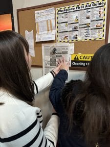 Στέλεχος της παράστασης απεικονίζεται να δείχνει σε μέλος της Περιφερειακής τα σκηνικά.