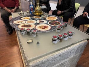 Στη φωτογραφία απεικονίζεται το τραπέζι με τα μπαχαρικά και τα διάφορα σκεύη της μουσειοσκευής