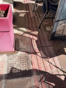 Οδηγός όδευσης σε κεντρικό πεζόδρομο της πόλης.